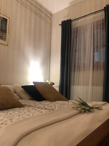 Katil atau katil-katil dalam bilik di Janicsár Garden Apartman