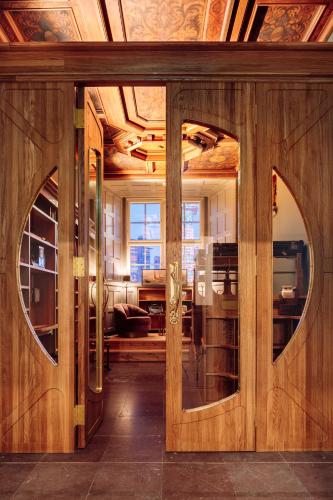 a room with wooden doors and a living room at Amerikalinjen in Oslo