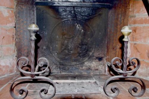 an old metal plaque on the side of a wall at Podere Pinzicalari in Castel del Piano