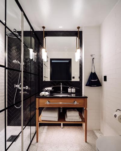 a bathroom with a sink and a mirror at Amerikalinjen in Oslo