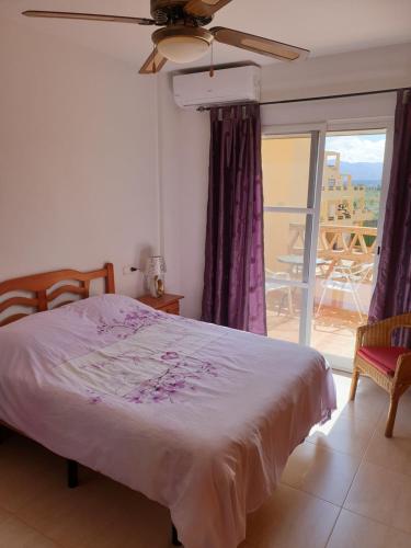 ベラにあるEl Faro Puerto Reyのベッドルーム1室(ベッド1台付)、景色を望むバルコニーが備わります。