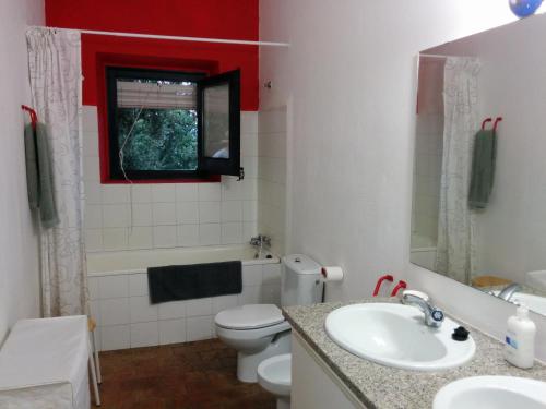 A bathroom at Can Guilló 2