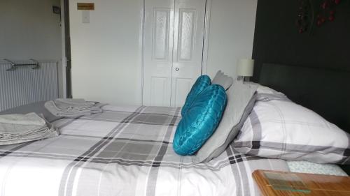 A bed or beds in a room at Oakcliffe Hotel 