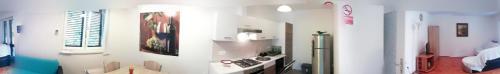 a room with a kitchen and a living room at App Dalia Losinj in Mali Lošinj