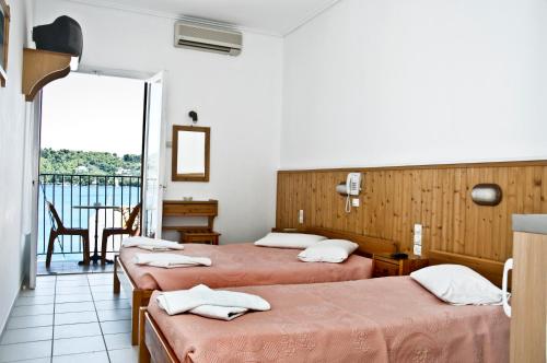 Ένα ή περισσότερα κρεβάτια σε δωμάτιο στο Ξενοδοχείο Χριστίνα