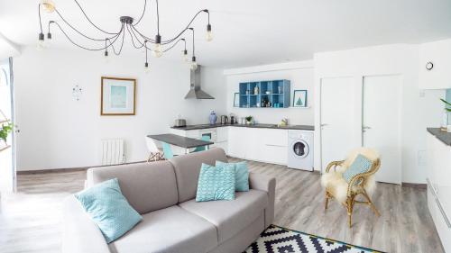 un salon avec un canapé et une cuisine dans l'établissement La Maison de Valentine, à Bordeaux