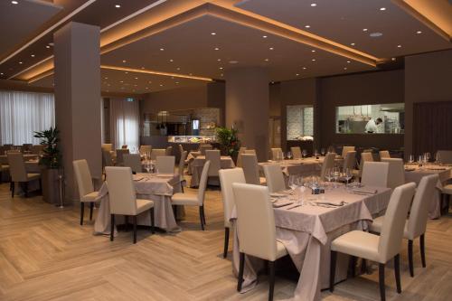 Hotel Commercio tesisinde bir restoran veya yemek mekanı