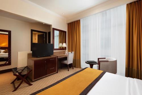 Una cama o camas en una habitación de Landmark Premier Hotel