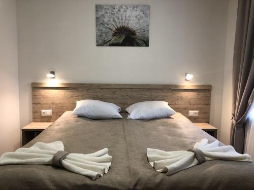 ein Schlafzimmer mit einem Bett mit zwei Handtüchern darauf in der Unterkunft Hotel Bonus in Kolomyja