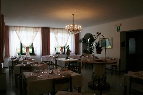 Un restaurante o sitio para comer en Hotel Milano