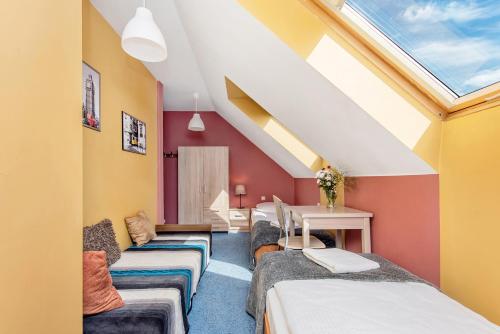 Habitación en el ático con 4 camas y tragaluz en RYSIÓWKA pokoje gościnne, en Modlniczka