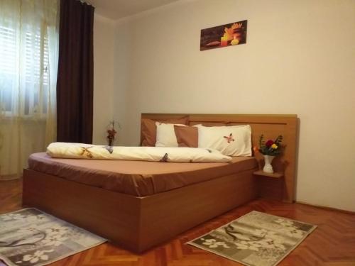a bedroom with a bed in a room at Vila Arjana in Orşova