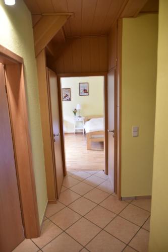 a hallway leading to a bedroom with a bed at Ferienwohnung Kaiser Lothar in Süpplingenburg