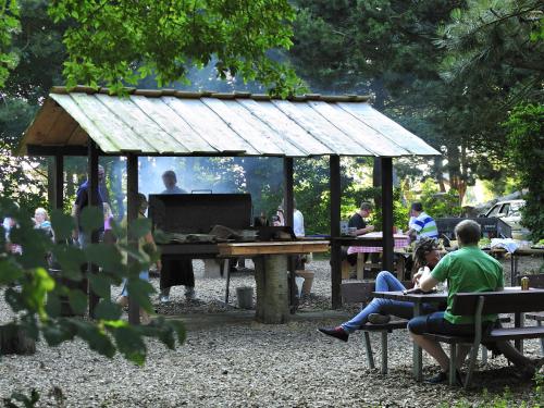Grillfaciliteterne på campingpladsen som gæsterne kan bruge