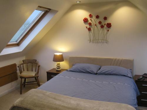 a bedroom with a bed with flowers on the wall at Perfect for Petersfield B&B in Petersfield