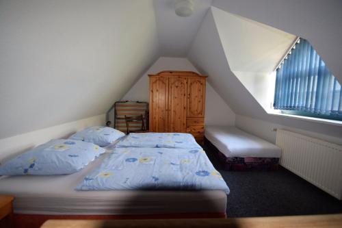 เตียงในห้องที่ Ferienwohnungen Meyer