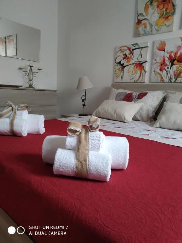een slaapkamer met een bed met handdoeken erop bij L'Angolo XXIV Maggio in Lecce