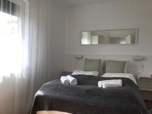 バダチョニトマイにあるRózsakő Házのベッドルーム1室(ベッド1台、タオル2枚付)