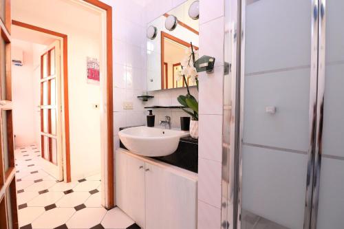bagno con lavandino e specchio di Estate4home - SORRENTO HEARTS a Sorrento