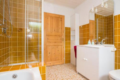 ein Bad mit einer Badewanne, einem Waschbecken und einer Dusche in der Unterkunft Ferienwohnung Gross A in Schleiden