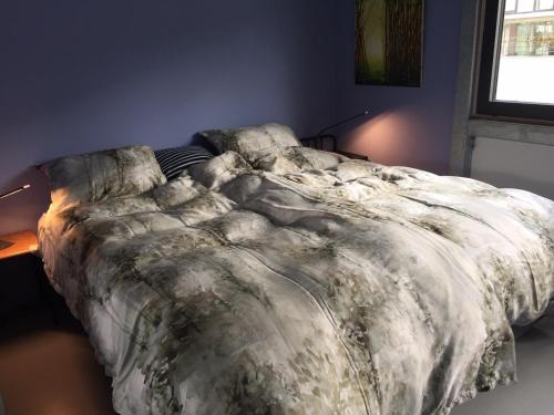1 dormitorio con cama con edredón en Reiwa en Ámsterdam