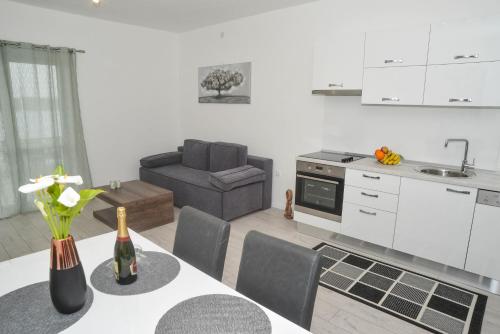 Kuchyň nebo kuchyňský kout v ubytování Apartments Mavra-Kukljica