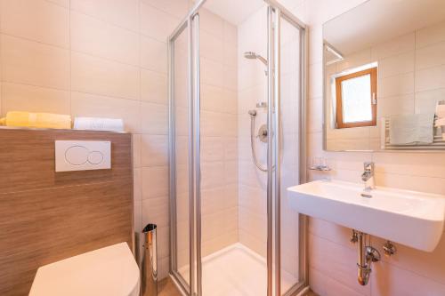W łazience znajduje się prysznic, umywalka i toaleta. w obiekcie Appartement Holzknecht w Solden