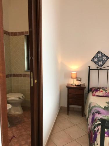 La salle de bains est pourvue d'un lit, de toilettes et d'un lavabo. dans l'établissement Marihome, à Caprioli