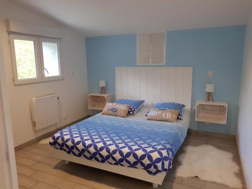 ブレシュイールにあるLa Turlureの青いベッドルーム(青いシーツと枕付きのベッド1台付)