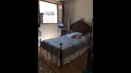 a bedroom with a bed and a window at duplex house un center village in Campeã