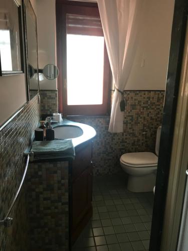 a bathroom with a tub and a toilet and a window at Casa vacanza borgo marinaro Santa Tecla complesso Le Sirene in Acireale