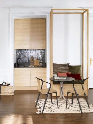 une salle à manger avec une table et des chaises et une cuisine dans l'établissement Une Suite A Vannes, à Vannes