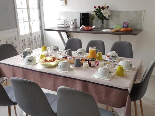 クリエル・シュル・メールにあるGîtes Le Clos Du Val Marinのテーブル(朝食用の食材付)