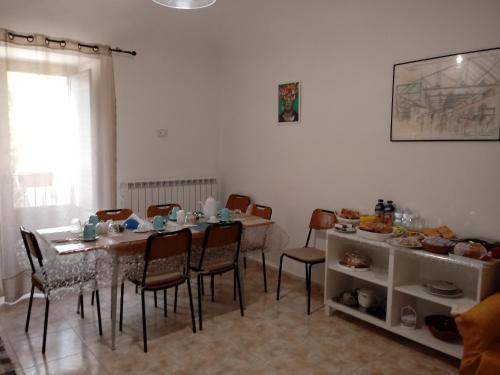 jadalnia ze stołem i krzesłami w obiekcie B&B La Casetta w mieście Bolognano