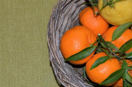 a basket full of oranges on a table at B&B Le Macine 1868 in Paceco