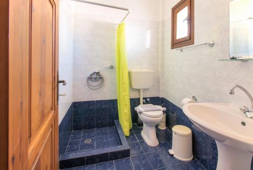 een badkamer met een toilet, een wastafel en een douche bij Stefanis House in Skiathos-stad