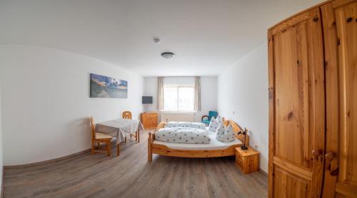 Schlafzimmer mit einem Bett und einem Fenster in der Unterkunft Gästehaus Marion in Dettingen an der Erms