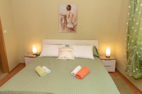 Giường trong phòng chung tại Apartmani Darinka