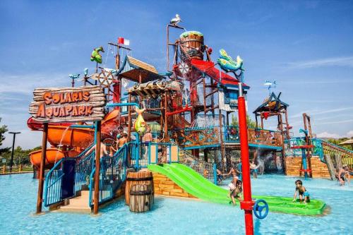 un parc aquatique avec un grand toboggan dans l'établissement Villa Chiara, à Vodice