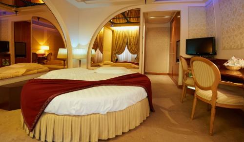 a hotel room with a large bed and a desk at Dreamhotel in Appiano Gentile