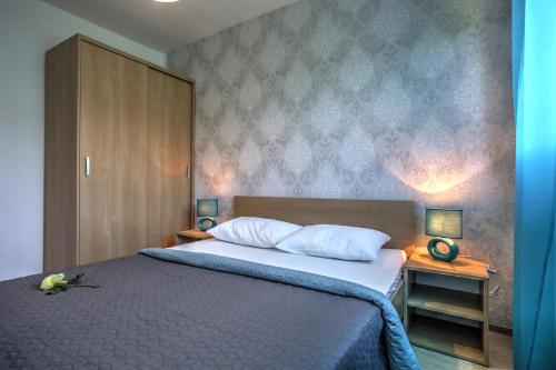 sypialnia z łóżkiem z 2 poduszkami w obiekcie Apartment Ena 3 w mieście Betina