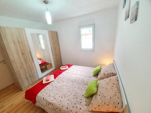 Postel nebo postele na pokoji v ubytování Apartments Lara