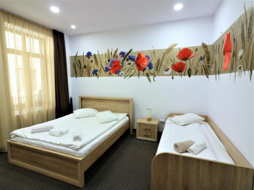 Postel nebo postele na pokoji v ubytování Flowers House Sibiu