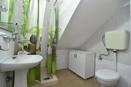 łazienka z umywalką i toaletą w obiekcie Vila Lucice w Petrovacu na Moru