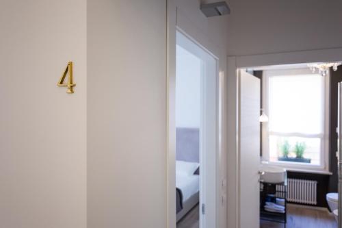 a room with a door with a number four on it at Relais Pensiero in Verona