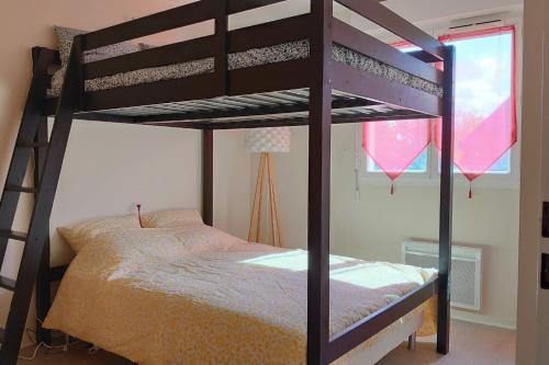 Litera en habitación con cama gmaxwell gmaxwell gmaxwell en Grand Quevilly Centre Ville en Le Grand-Quevilly