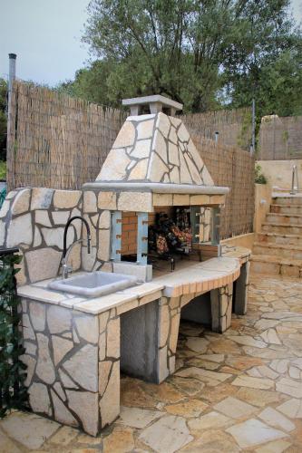 a stone oven with a sink in a yard at Villa Pilali in Kefallonia