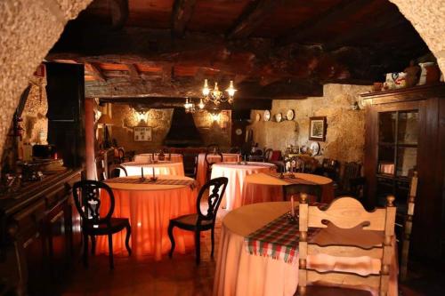 um restaurante com mesas e cadeiras num quarto em Quinta de Vila Verde- Paixão Ancestral, Turismo Rural em Marco de Canavezes