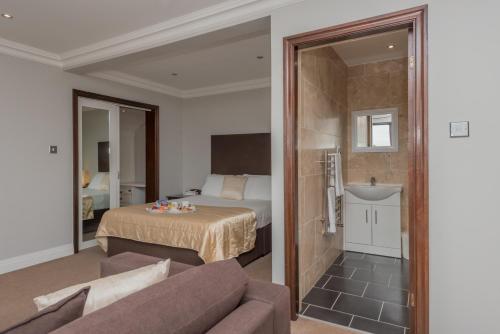 ブラッドフォードにあるBest Western Bradford Guide Post Hotelのベッドとソファのあるホテルの部屋