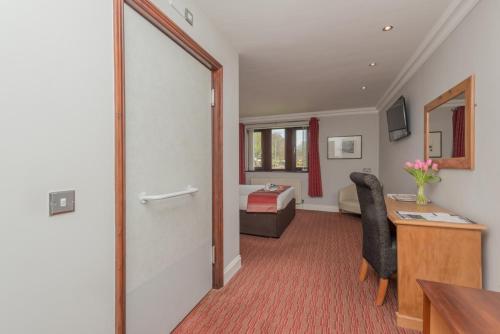 Cama o camas de una habitación en Best Western Bradford Guide Post Hotel